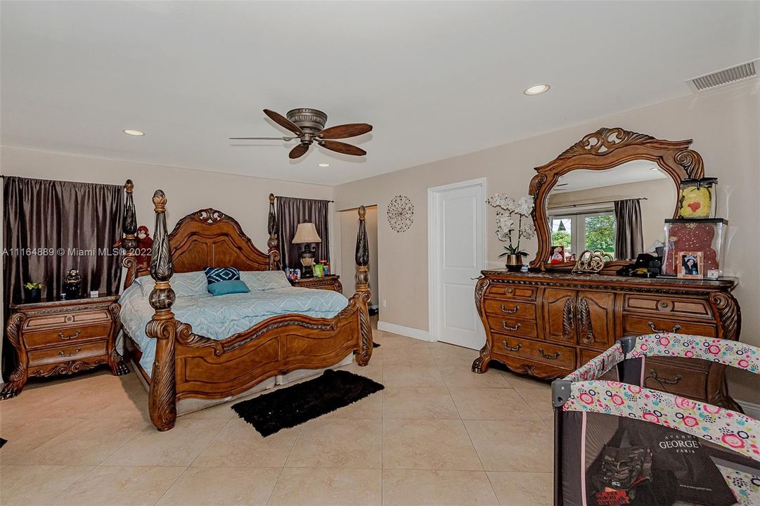 最近售出: $1,750,000 (5 贝兹, 3 浴室, 2101 平方英尺)