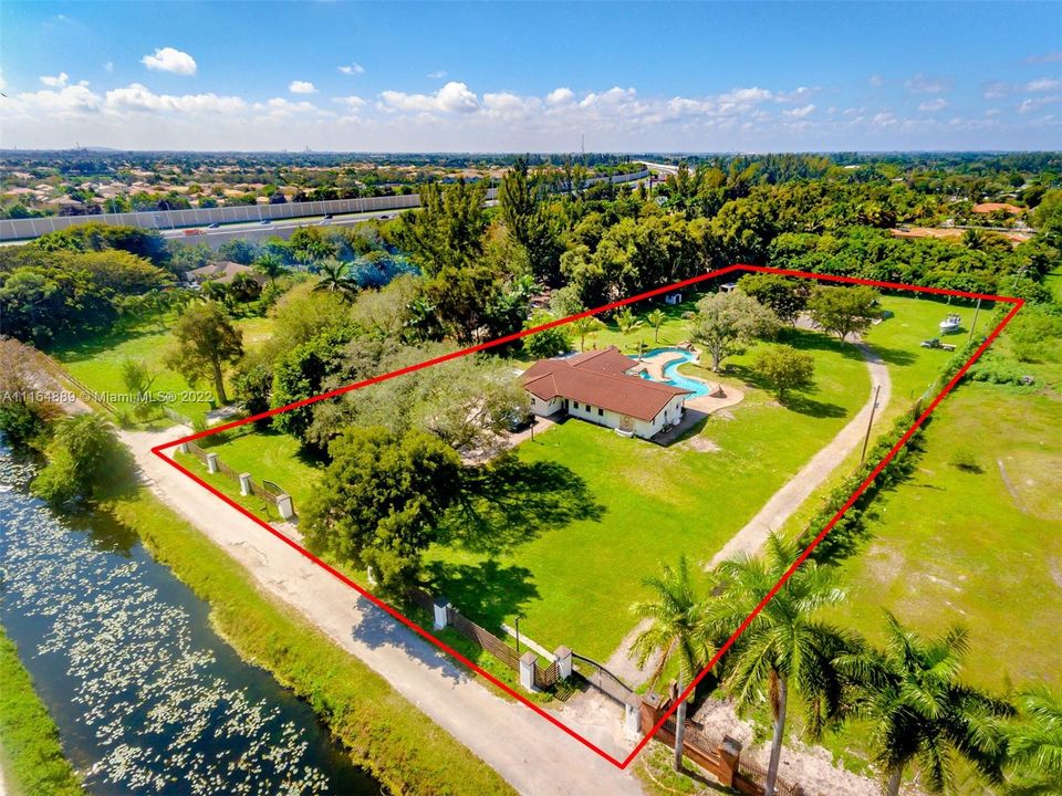 最近售出: $1,750,000 (5 贝兹, 3 浴室, 2101 平方英尺)