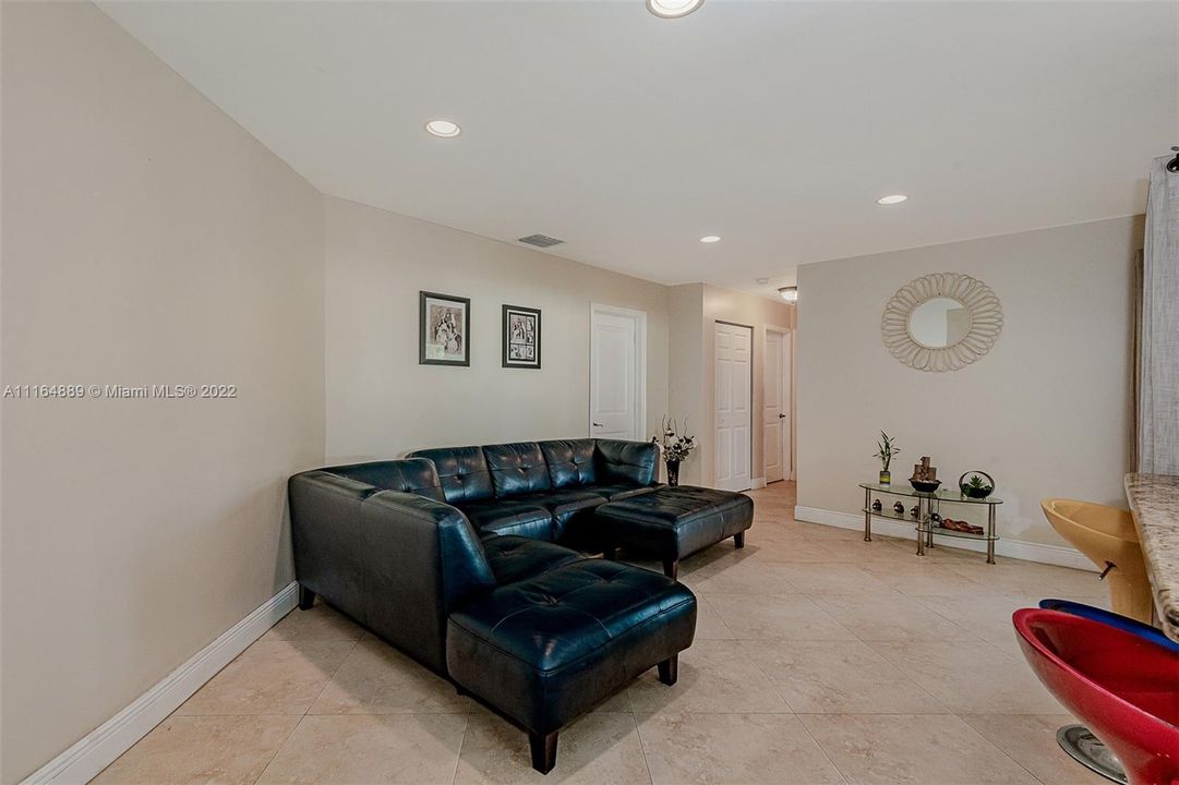 最近售出: $1,750,000 (5 贝兹, 3 浴室, 2101 平方英尺)