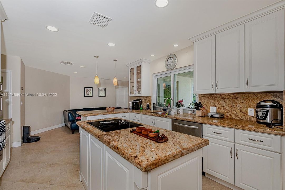 最近售出: $1,750,000 (5 贝兹, 3 浴室, 2101 平方英尺)