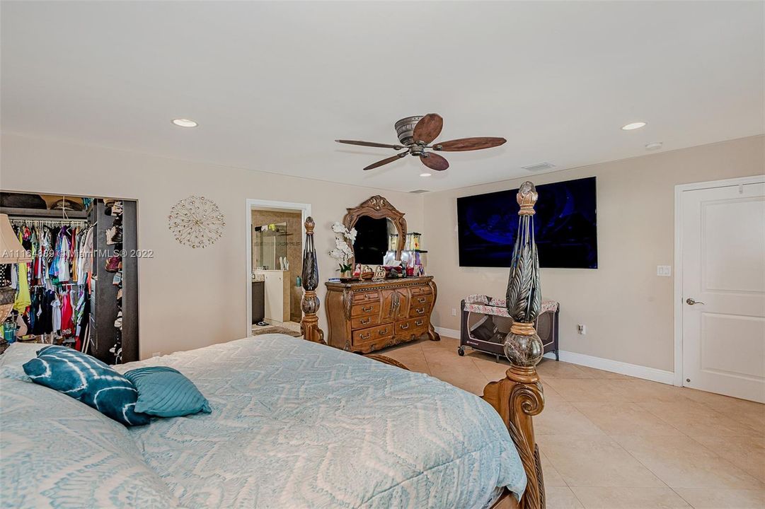 最近售出: $1,750,000 (5 贝兹, 3 浴室, 2101 平方英尺)