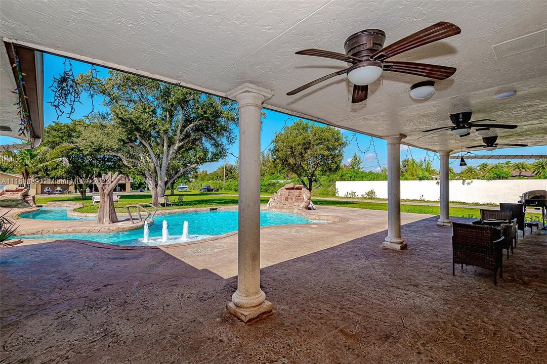 最近售出: $1,750,000 (5 贝兹, 3 浴室, 2101 平方英尺)