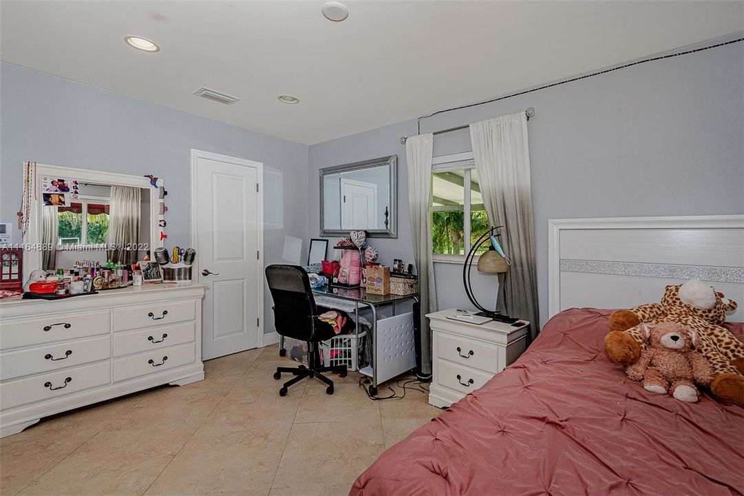 最近售出: $1,750,000 (5 贝兹, 3 浴室, 2101 平方英尺)