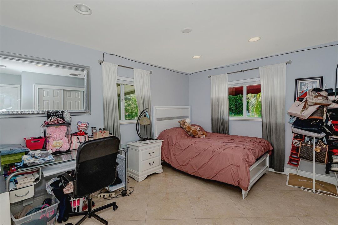 最近售出: $1,750,000 (5 贝兹, 3 浴室, 2101 平方英尺)