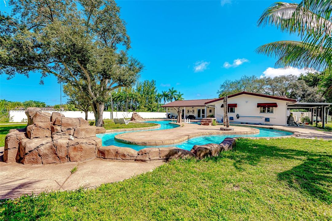 最近售出: $1,750,000 (5 贝兹, 3 浴室, 2101 平方英尺)