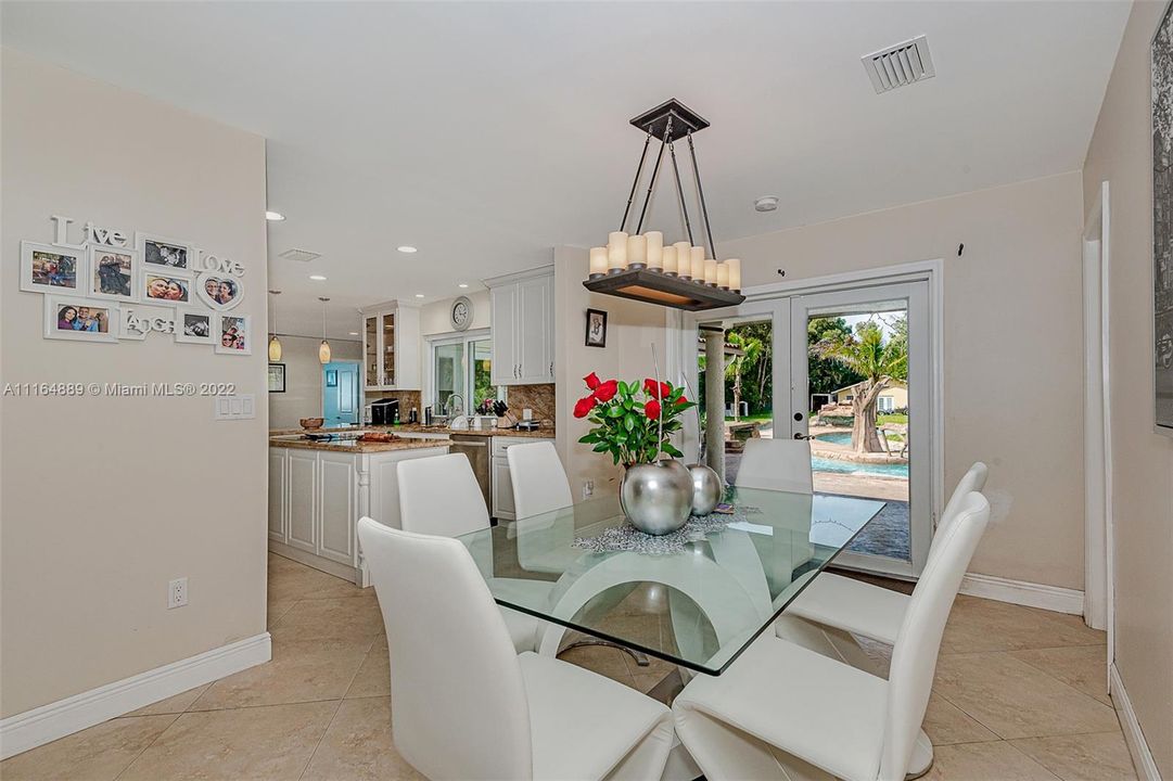 最近售出: $1,750,000 (5 贝兹, 3 浴室, 2101 平方英尺)