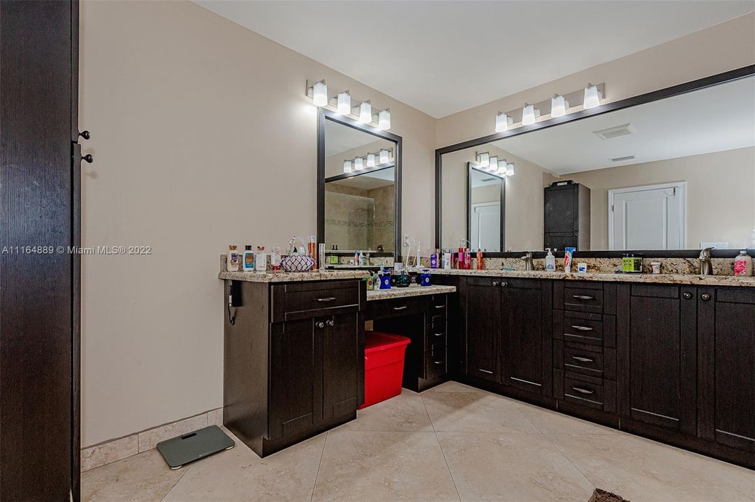 最近售出: $1,750,000 (5 贝兹, 3 浴室, 2101 平方英尺)