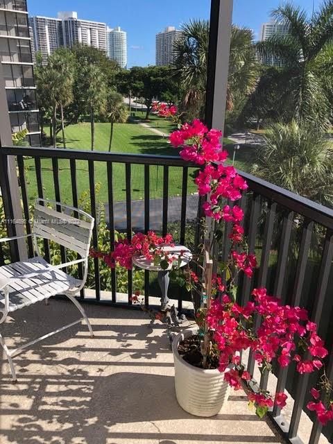 Recently Sold: $290,000 (2 beds, 2 baths, 1081 Square Feet)