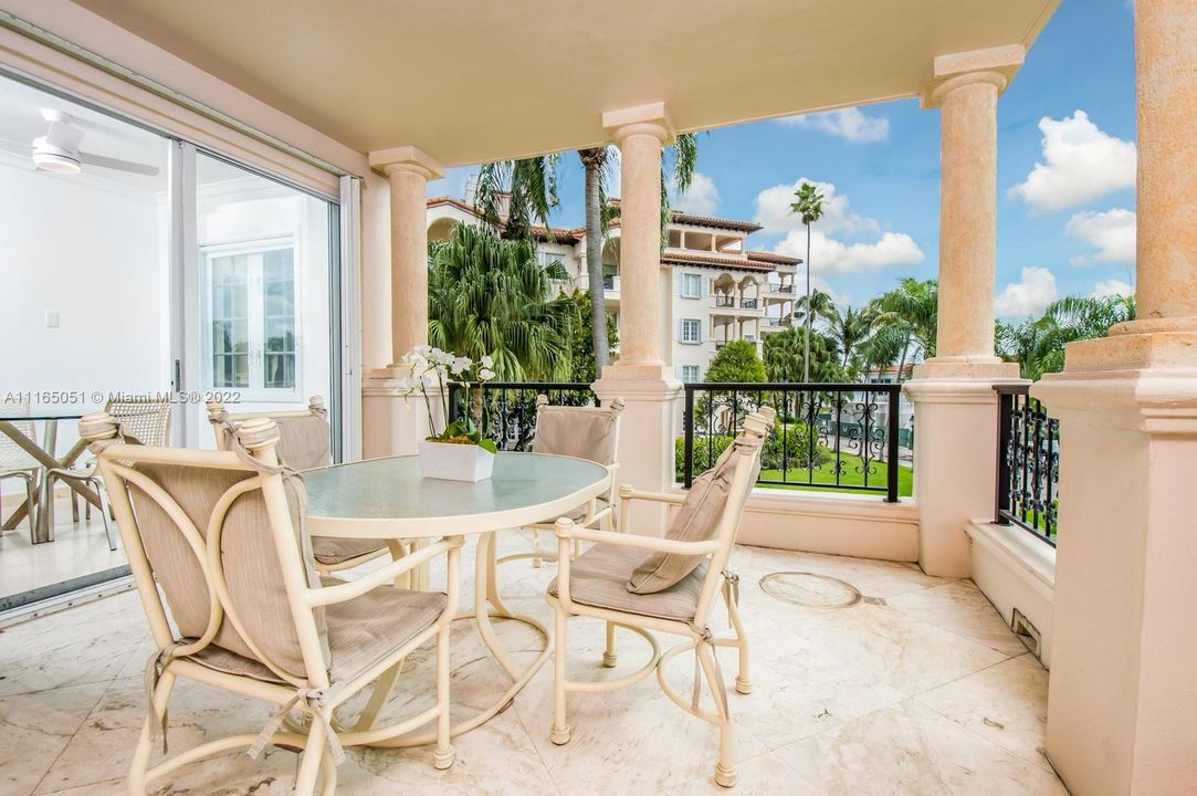 Recently Sold: $3,390,000 (3 beds, 3 baths, 2049 Square Feet)