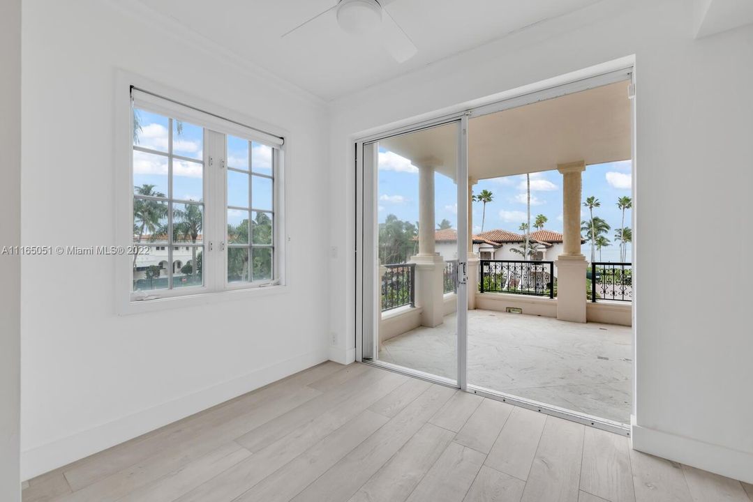 Recently Sold: $3,390,000 (3 beds, 3 baths, 2049 Square Feet)