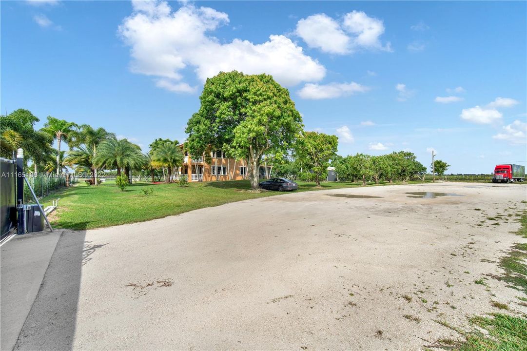 Recently Sold: $890,000 (4 beds, 3 baths, 2726 Square Feet)