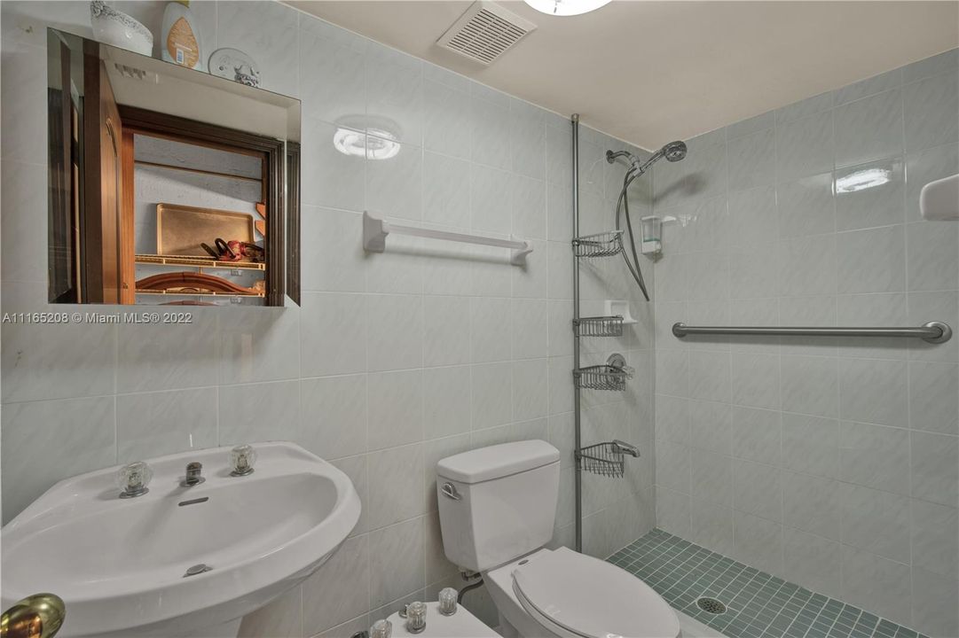 最近售出: $650,000 (2 贝兹, 1 浴室, 1412 平方英尺)