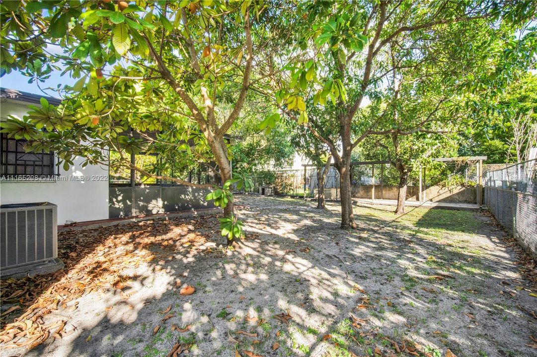 Recently Sold: $650,000 (2 beds, 1 baths, 1412 Square Feet)