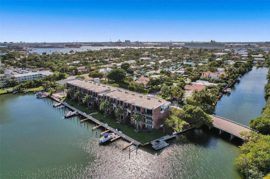 Recently Sold: $825,000 (2 beds, 2 baths, 1500 Square Feet)