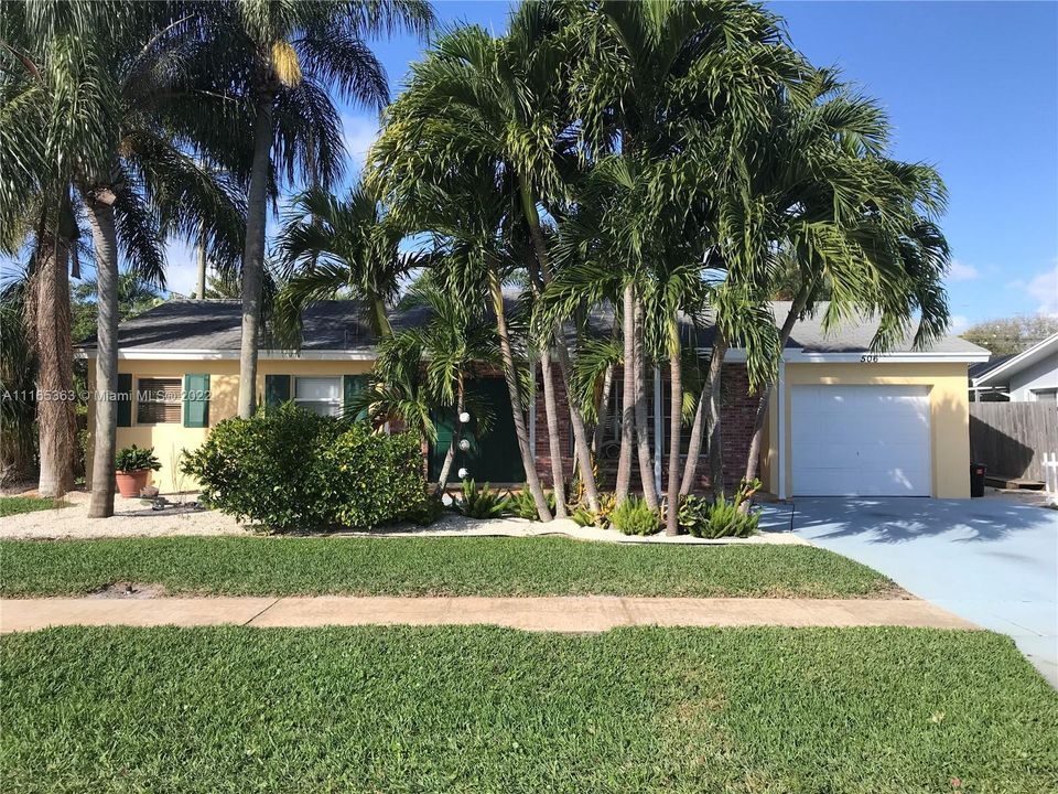 ADORABLE TROPICAL OASIS IN HEART OF VILLAGE OF TEQUESTA