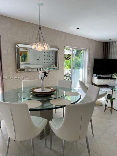 Недавно продано: $189,000 (2 спален, 2 ванн, 997 Квадратных фут)