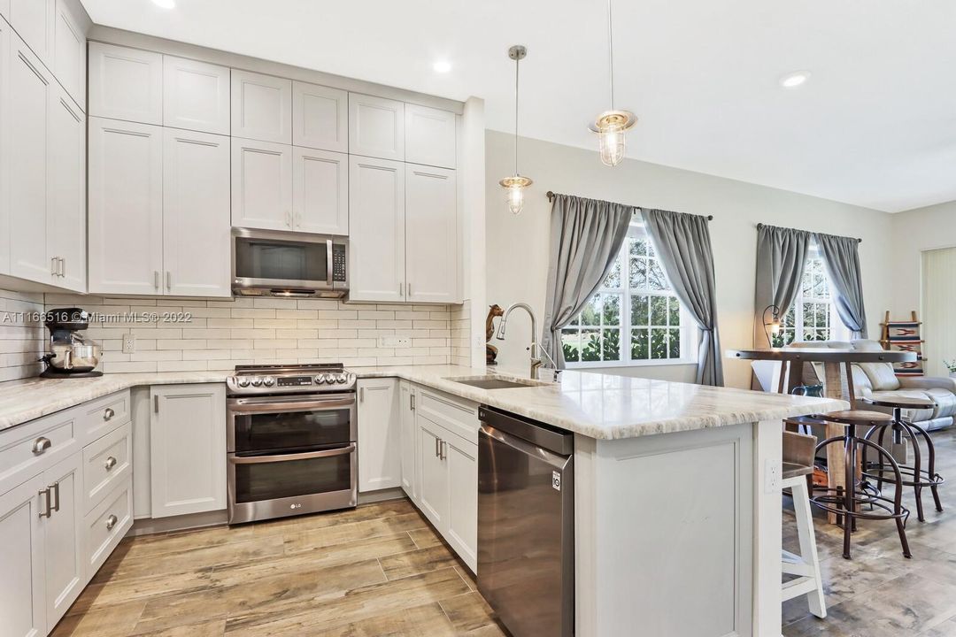 Recently Sold: $500,000 (2 beds, 2 baths, 1704 Square Feet)