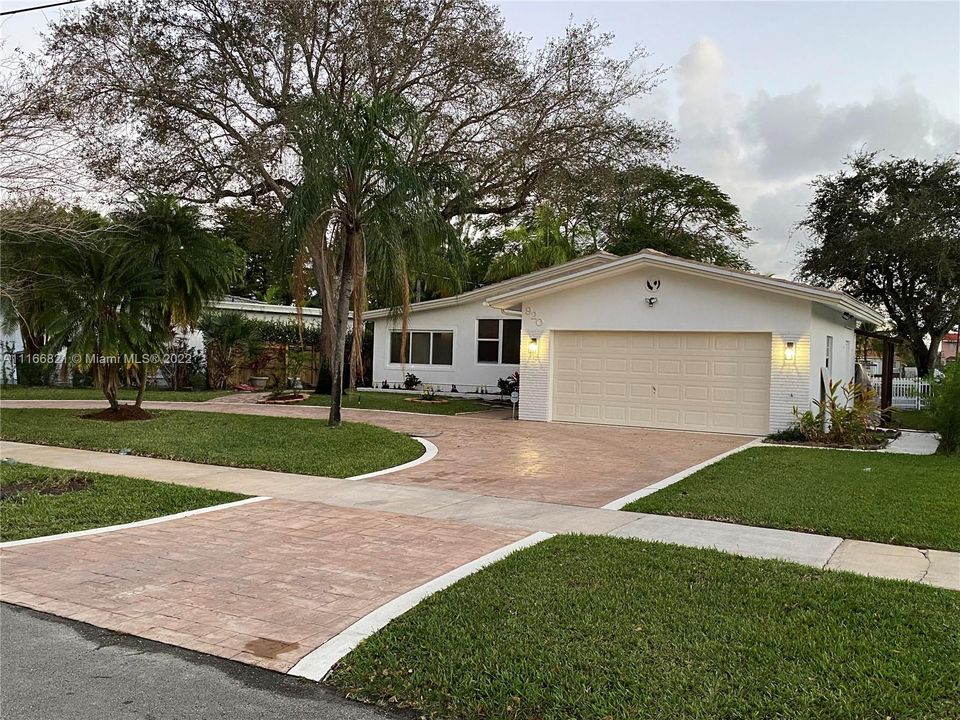 Recently Sold: $750,000 (3 beds, 2 baths, 1545 Square Feet)