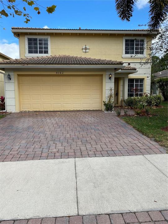 最近租的: $3,000 (3 贝兹, 2 浴室, 1848 平方英尺)