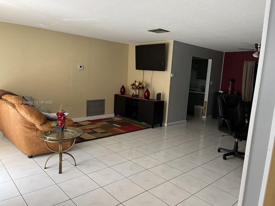 Недавно продано: $390,000 (3 спален, 2 ванн, 1402 Квадратных фут)