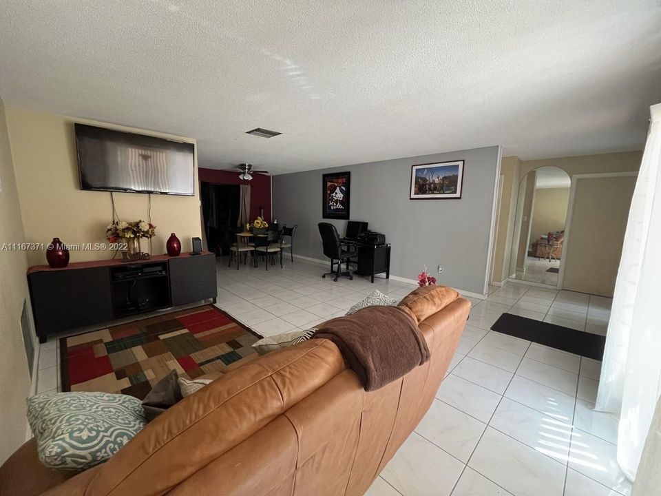 Недавно продано: $390,000 (3 спален, 2 ванн, 1402 Квадратных фут)