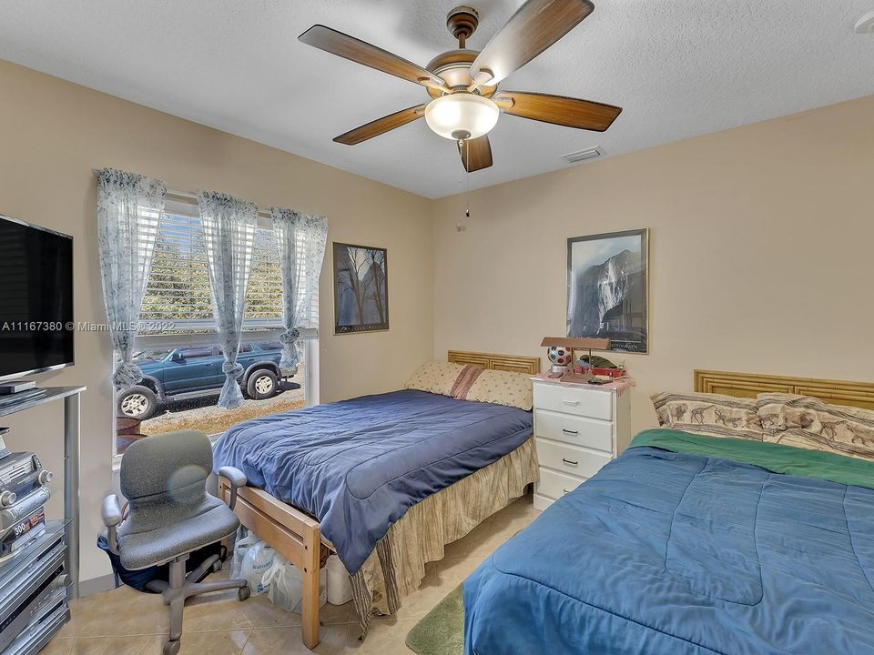 Vendido Recientemente: $775,000 (4 camas, 3 baños, 3082 Pies cuadrados)