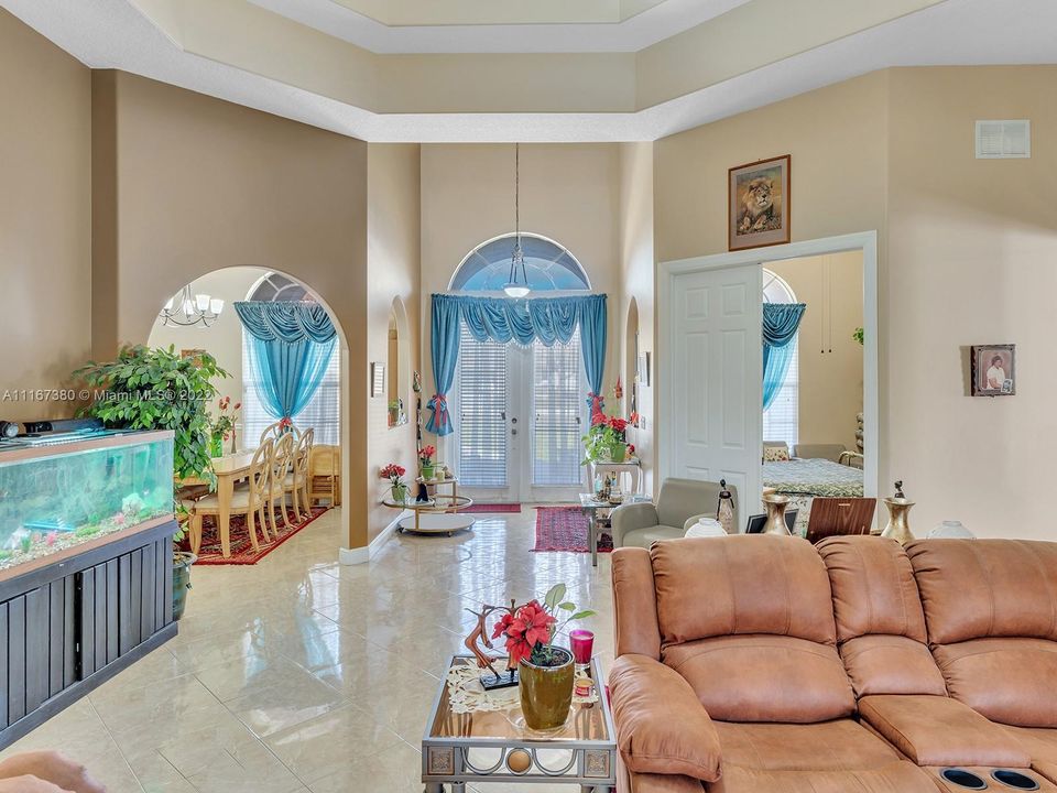 Vendido Recientemente: $775,000 (4 camas, 3 baños, 3082 Pies cuadrados)