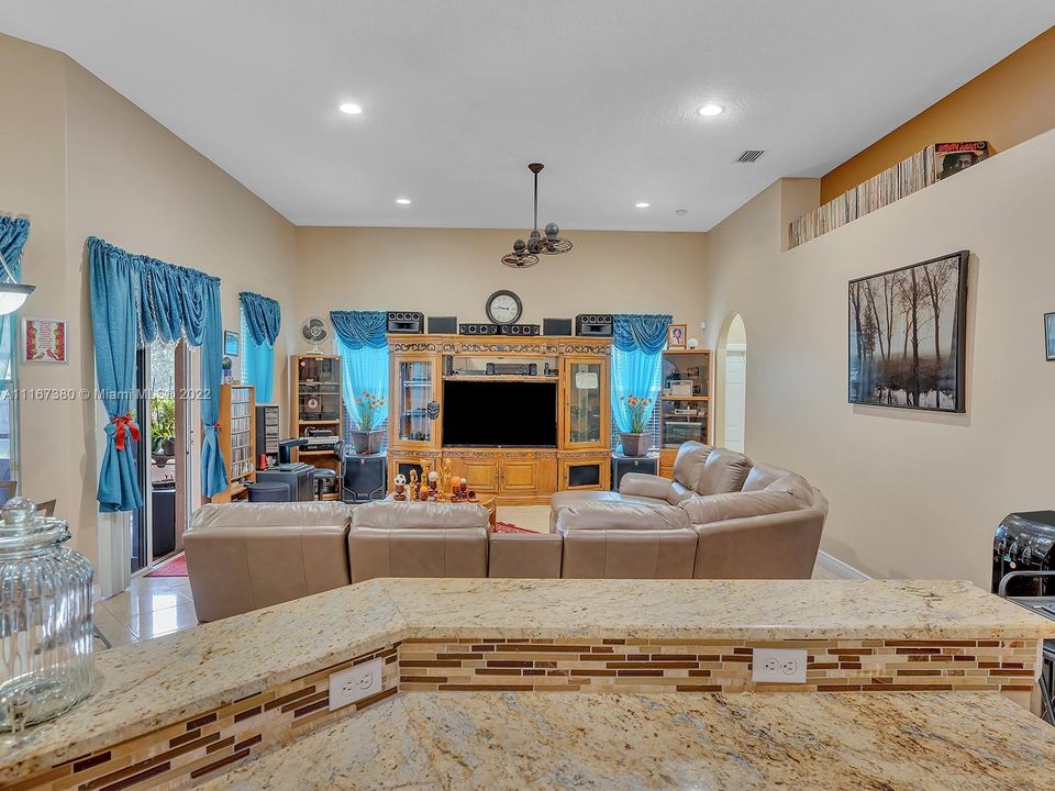Vendido Recientemente: $775,000 (4 camas, 3 baños, 3082 Pies cuadrados)