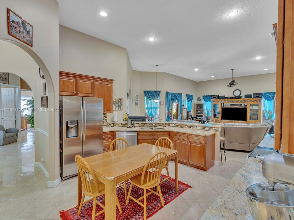 Vendido Recientemente: $775,000 (4 camas, 3 baños, 3082 Pies cuadrados)