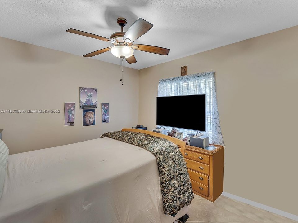 Vendido Recientemente: $775,000 (4 camas, 3 baños, 3082 Pies cuadrados)
