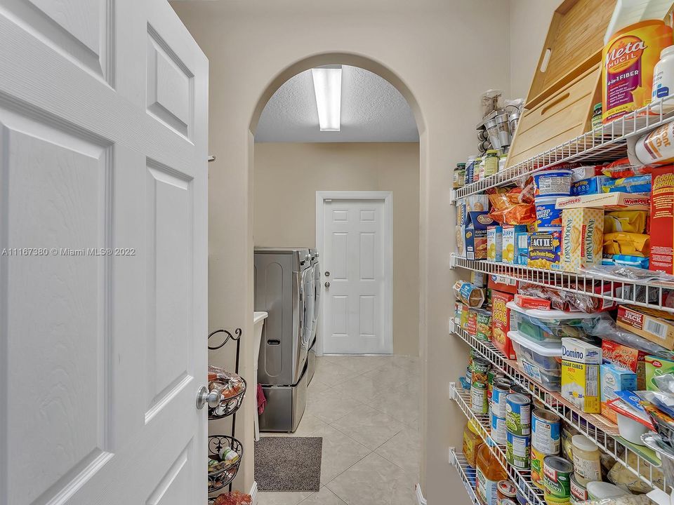 Vendido Recientemente: $775,000 (4 camas, 3 baños, 3082 Pies cuadrados)