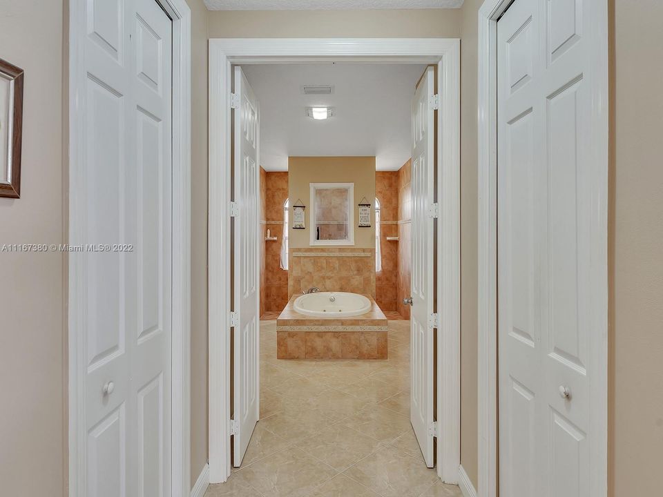 Vendido Recientemente: $775,000 (4 camas, 3 baños, 3082 Pies cuadrados)