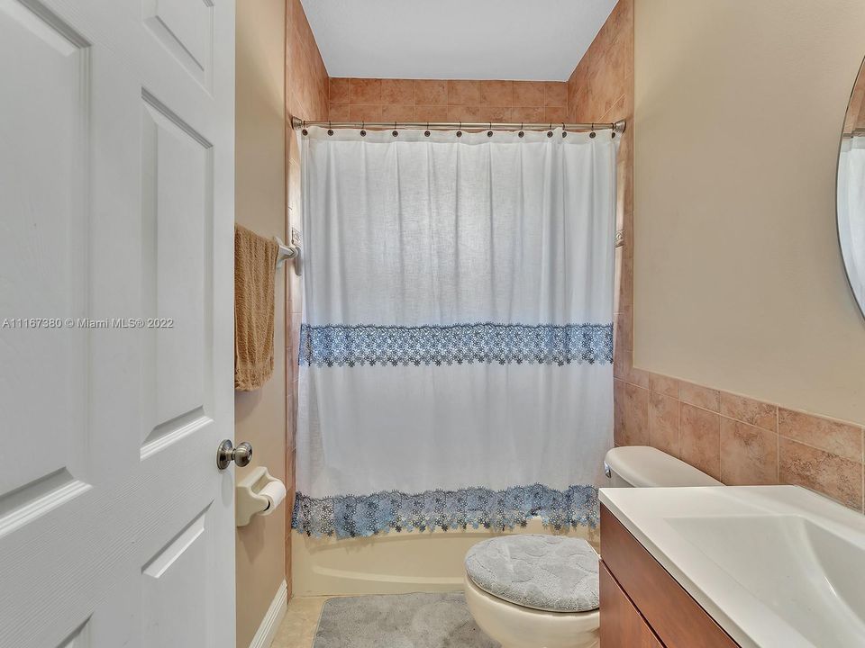 Vendido Recientemente: $775,000 (4 camas, 3 baños, 3082 Pies cuadrados)