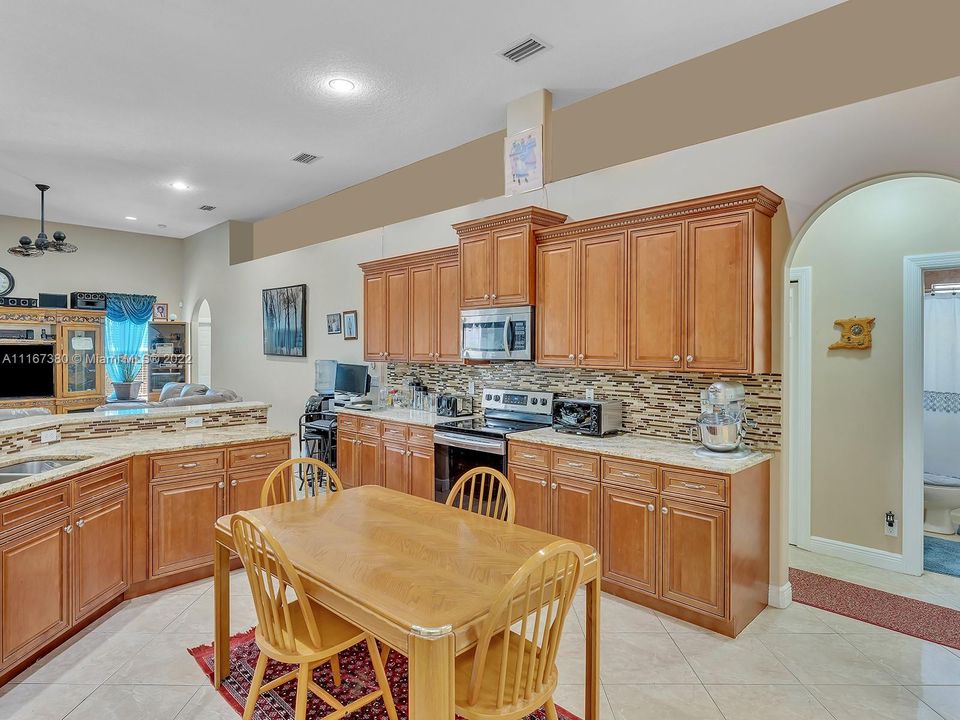 Vendido Recientemente: $775,000 (4 camas, 3 baños, 3082 Pies cuadrados)