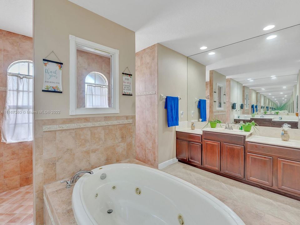 Vendido Recientemente: $775,000 (4 camas, 3 baños, 3082 Pies cuadrados)