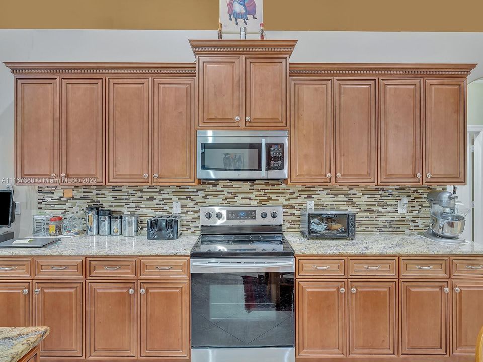 Vendido Recientemente: $775,000 (4 camas, 3 baños, 3082 Pies cuadrados)