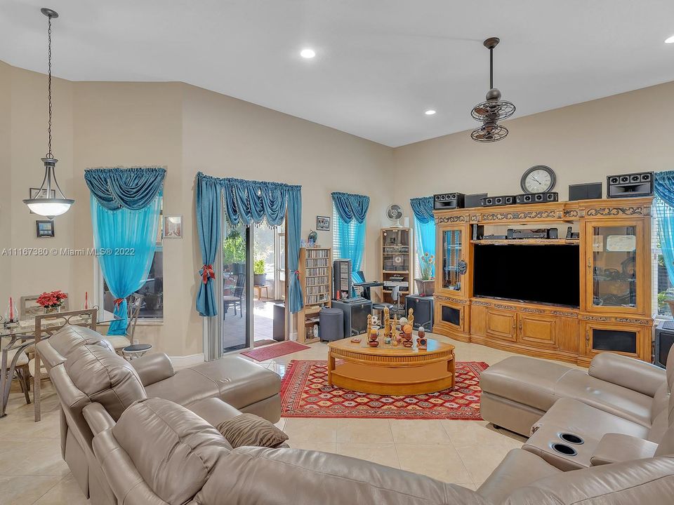 Vendido Recientemente: $775,000 (4 camas, 3 baños, 3082 Pies cuadrados)