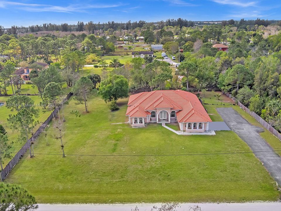 Vendido Recientemente: $775,000 (4 camas, 3 baños, 3082 Pies cuadrados)