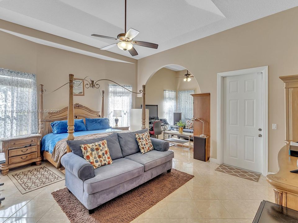 Vendido Recientemente: $775,000 (4 camas, 3 baños, 3082 Pies cuadrados)