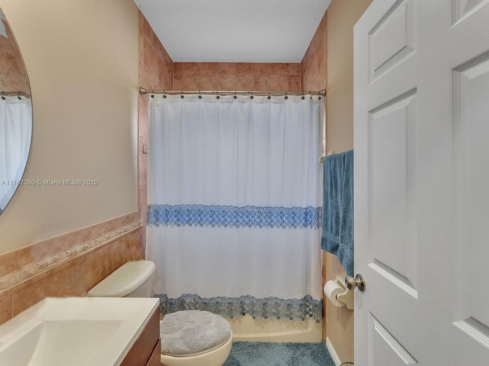 Vendido Recientemente: $775,000 (4 camas, 3 baños, 3082 Pies cuadrados)