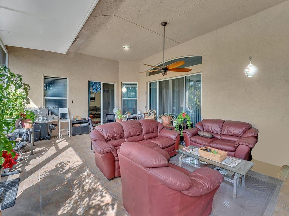 Vendido Recientemente: $775,000 (4 camas, 3 baños, 3082 Pies cuadrados)