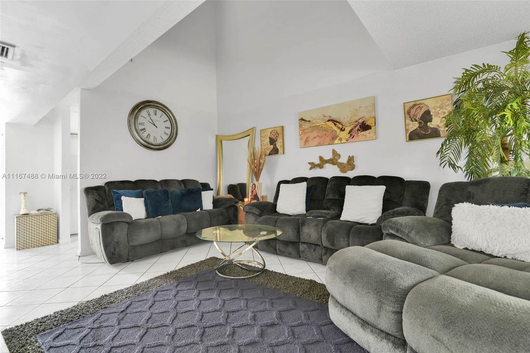 Недавно продано: $299,900 (3 спален, 2 ванн, 1640 Квадратных фут)