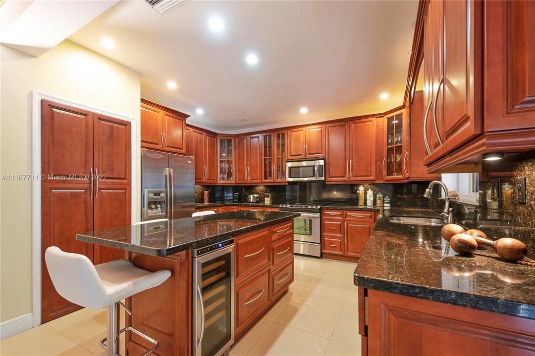 最近售出: $1,650,000 (4 贝兹, 3 浴室, 2614 平方英尺)