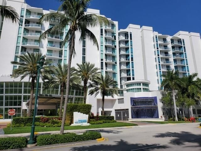 Recently Sold: $560,000 (3 beds, 3 baths, 1378 Square Feet)