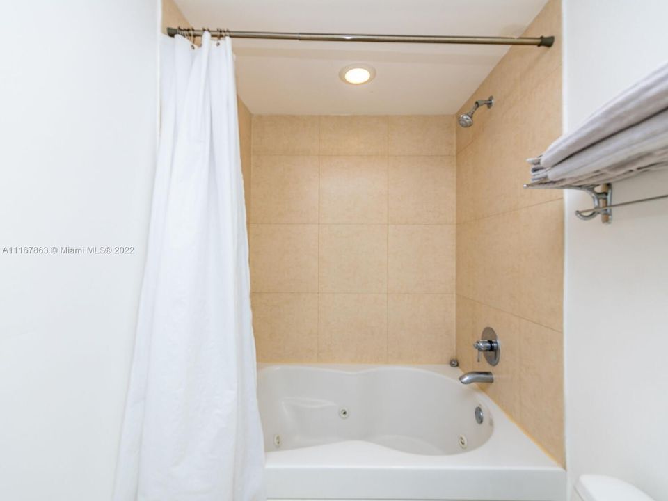 最近售出: $368,000 (0 贝兹, 1 浴室, 567 平方英尺)