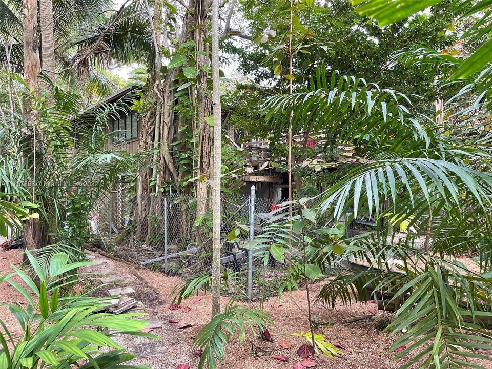 Gorgeous natural lot, with beautiful trees and tropical plants, on 150' on the North Fork of the New River. Deep Water with direct ocean access. No fixed bridges.