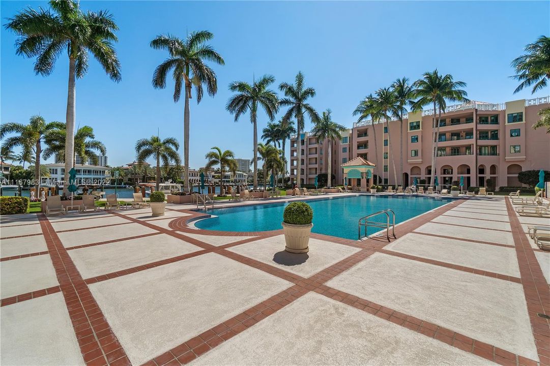 Recently Sold: $1,350,000 (2 beds, 2 baths, 1524 Square Feet)