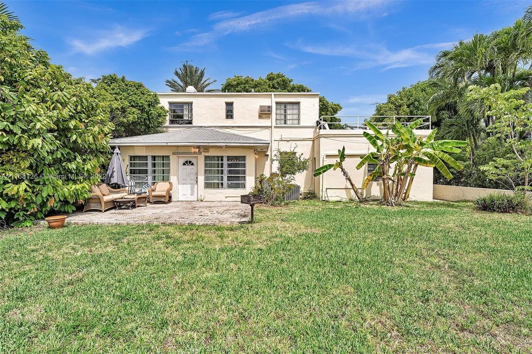 Recently Sold: $2,650,000 (4 beds, 3 baths, 2001 Square Feet)