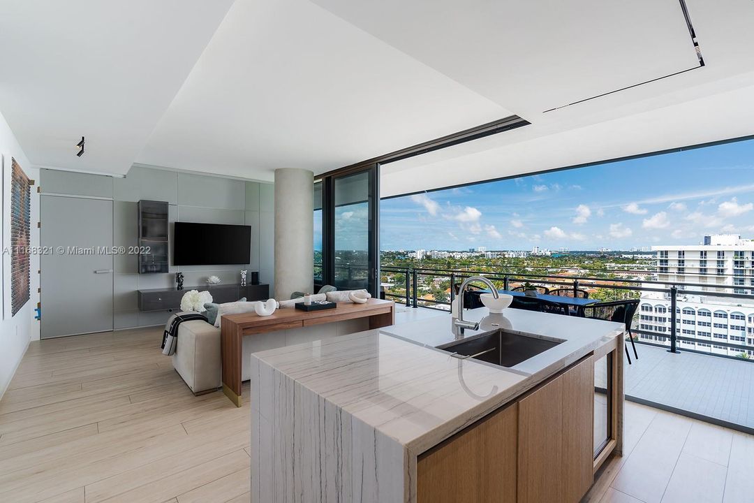 Recently Sold: $2,225,000 (1 beds, 1 baths, 1018 Square Feet)