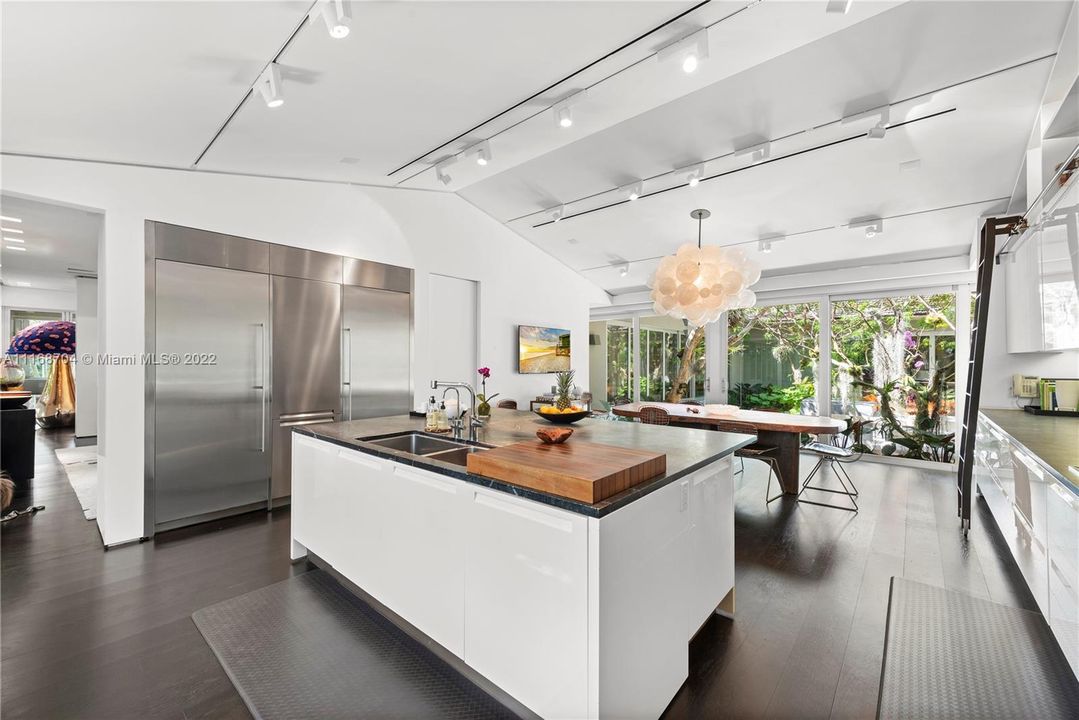 Recently Sold: $10,500,000 (3 beds, 3 baths, 5656 Square Feet)